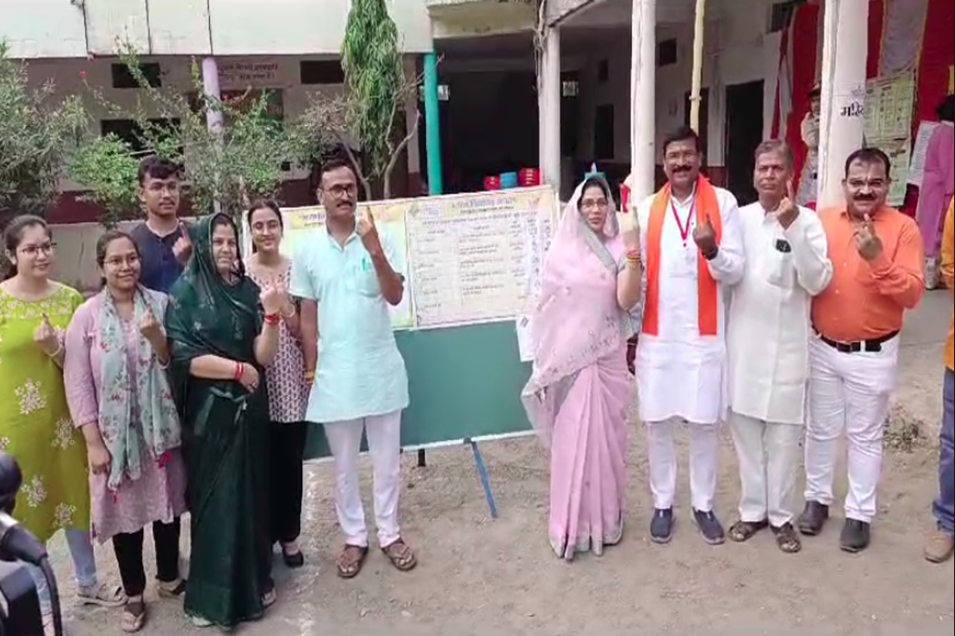 Khargone Lok Sabha Chunav 2024 : भाजपा प्रत्याशी गजेंद्र सिंह पटेल ने परिवार के साथ किया मतदान, कांग्रेस उम्मीदवार पर साधा निशाना