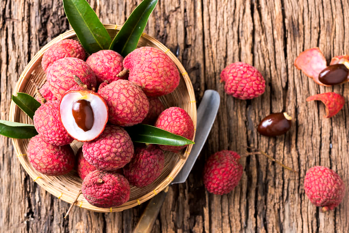 Lychee Khane Ke Nuksaan: लीची खाने वाले सावधान! जा सकती है आपकी जान, फल के अंदर मिला खतरनाक जहर