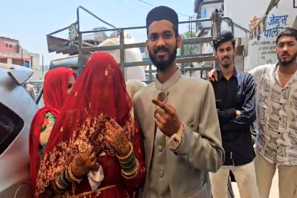 Dulha Dulhan Cast Their Vote