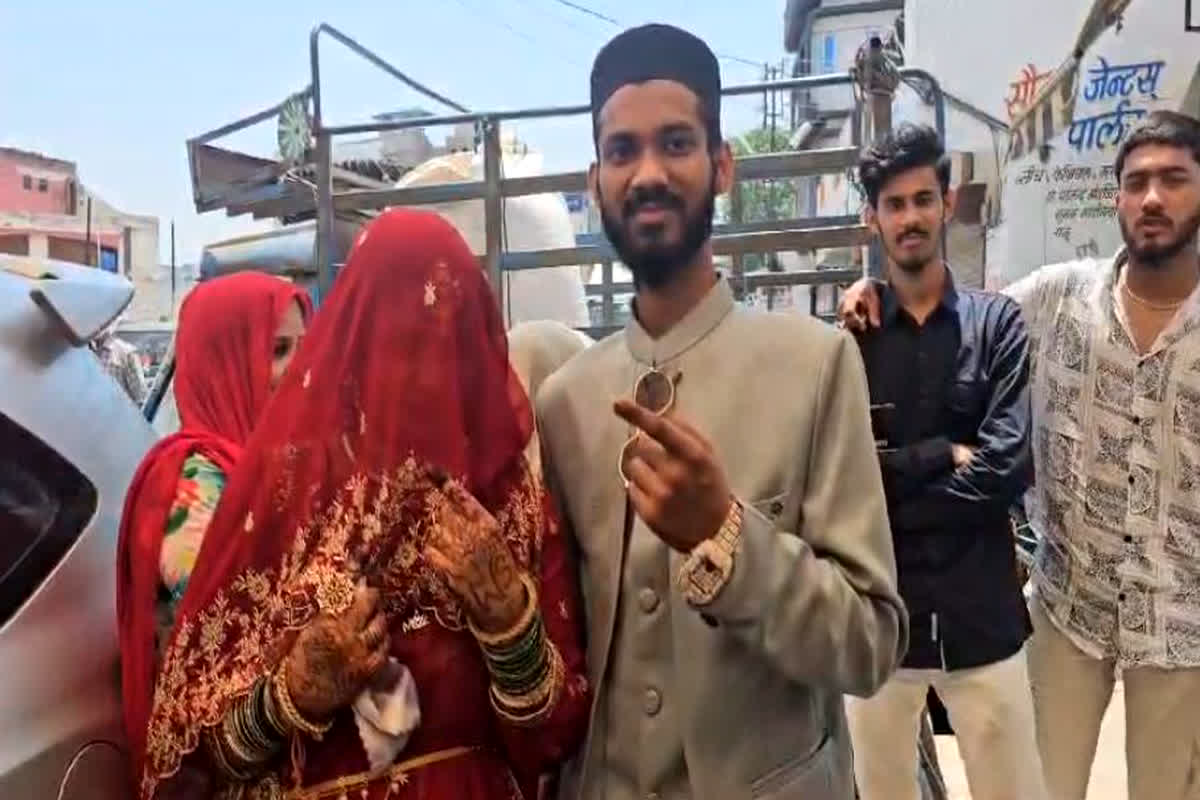 Dulha Dulhan Cast Their Vote: निकाह के बाद सीधे वोट डालने पहुंचे दूल्हा-दुल्हन, मतदान को बताया सबसे जरूरी