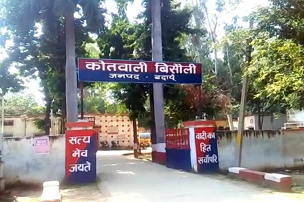 Allegation on UP Police: वर्दी का धौंस.. शेविंग के लिए देर से पहुंचा नाई तो पुलिस अधिकारी ने सिखाया ऐसा सबक, सुनकर उड़ जाएंगे होश