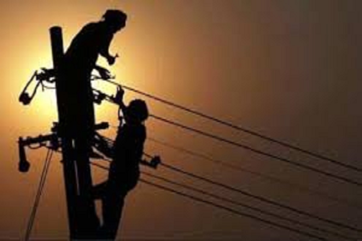 Power Cut In Indore: भीषण गर्मी के बीच शहर भर में बिजली कटौती से मचा हाहाकार, बड़ी संख्या में रहवासी हुए परेशान