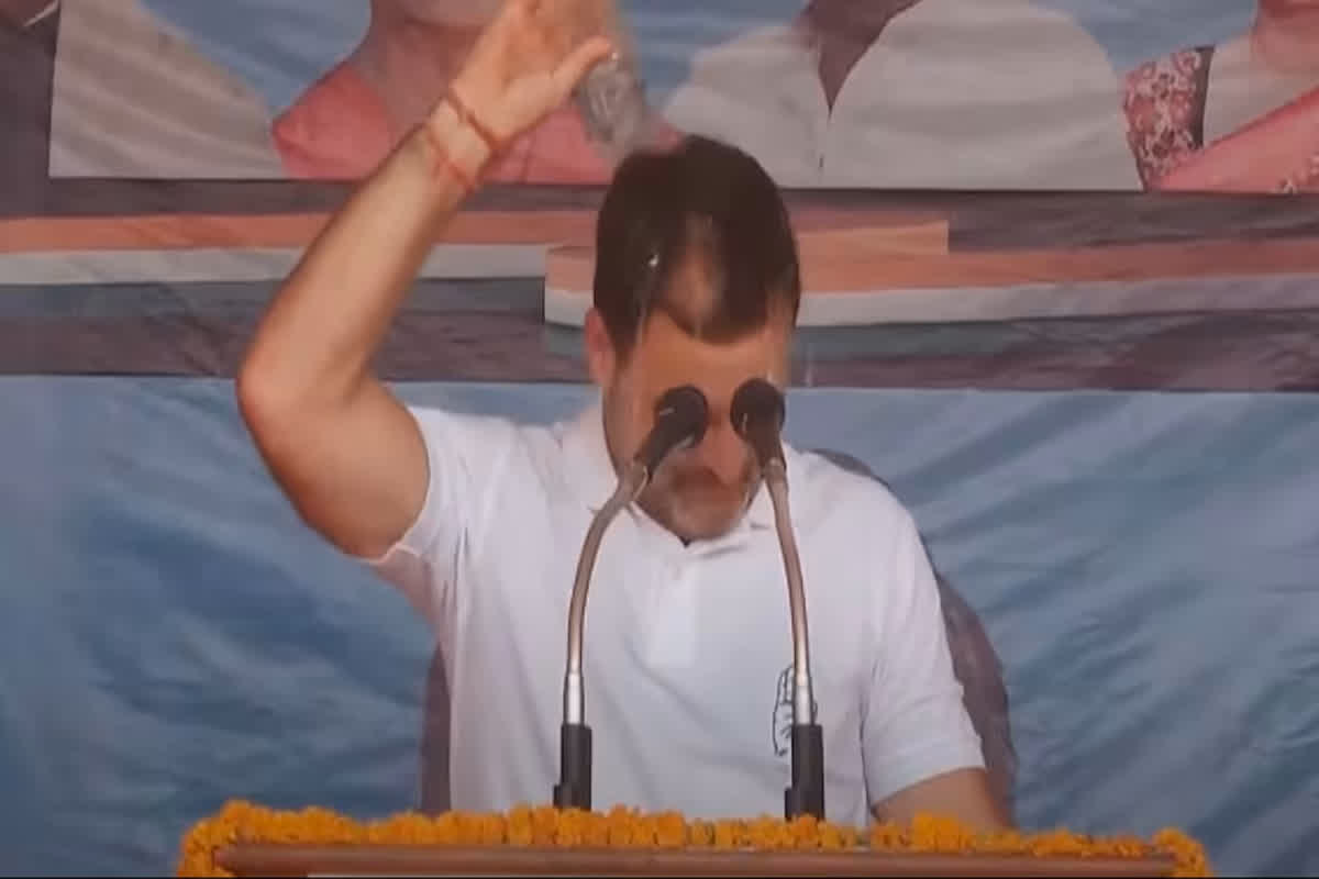Rahul Gandhi Viral Video: चुनावी सभा को संबोधित करते राहुल गांधी को लगी गर्मी, सिर पर उड़ेली पानी की बोतल, वायरल हो रहा वीडियो