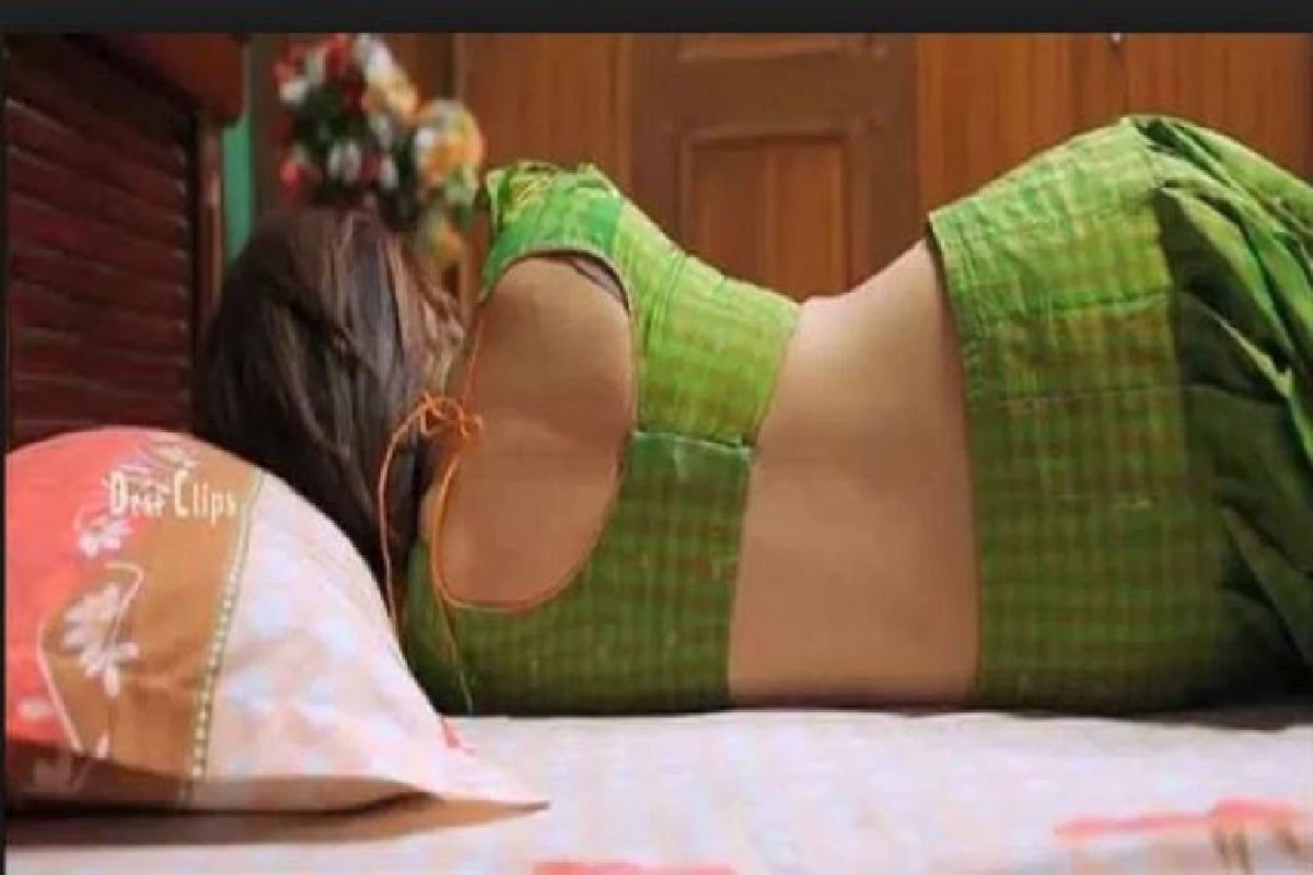 Sexy Video: बिस्तर में लेटकर देसी भाभी ने दिखाई सेक्सी अदाएं, फैंस भरने लगे आहें, देखें ये वीडियो