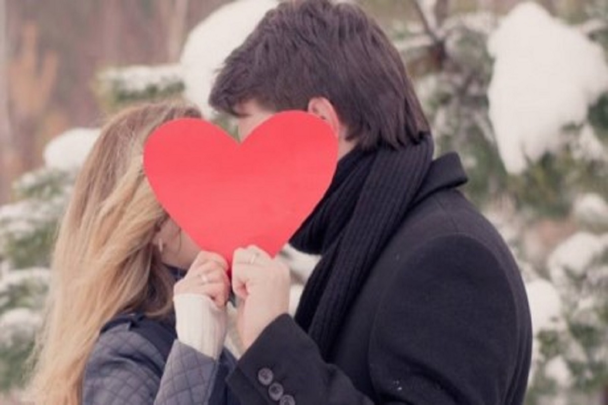 Couple Romance : सड़क पर प्रेमी जोड़ा खुलेआम कर रहा था रोमांस, पुलिस ने ऐसे उतारा प्यार का भूत, देखें ये वीडियो