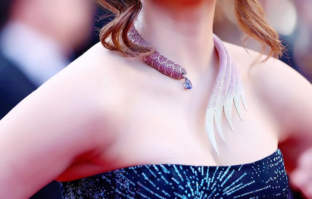 उर्वशी रौतेला के इस लुक में जिस चीज ने सबसे ज्यादा फैंस का ध्यान खींचा वो है उनका नेक पीस जो एक फिश के जैसा था। उर्वशी रौतेला ने अपने इस लुक को इयररिंग्स, रिंग्स, ब्रेसलेट, नेकपीस और हाई हील्स के साथ एक्सेसराइज किया।