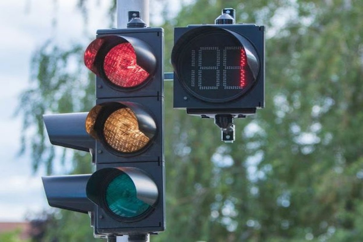Traffic Signal Timing Reduced: अब सिग्नल पर ज्यादा देर नहीं पड़ेगा रुकना, गर्मी से राहत देने ट्रैफिक विभाग ने की ये नई पहल