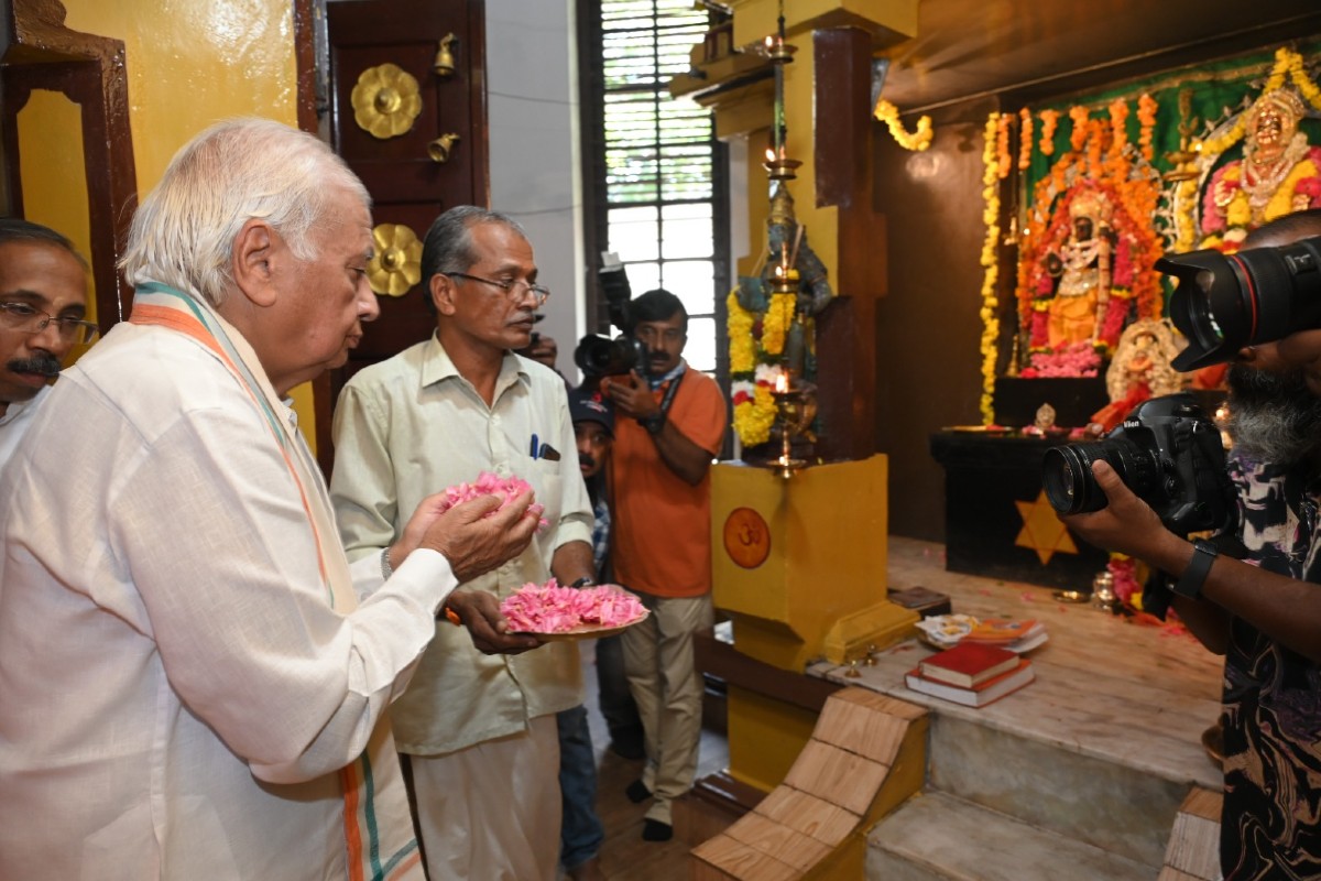 Kerala Governor in Ayodhya : रामलला की शरण में पहुंचे केरल के राज्यपाल, भगवान श्रीराम के दर्शन कर प्रकट किए अपने भाव