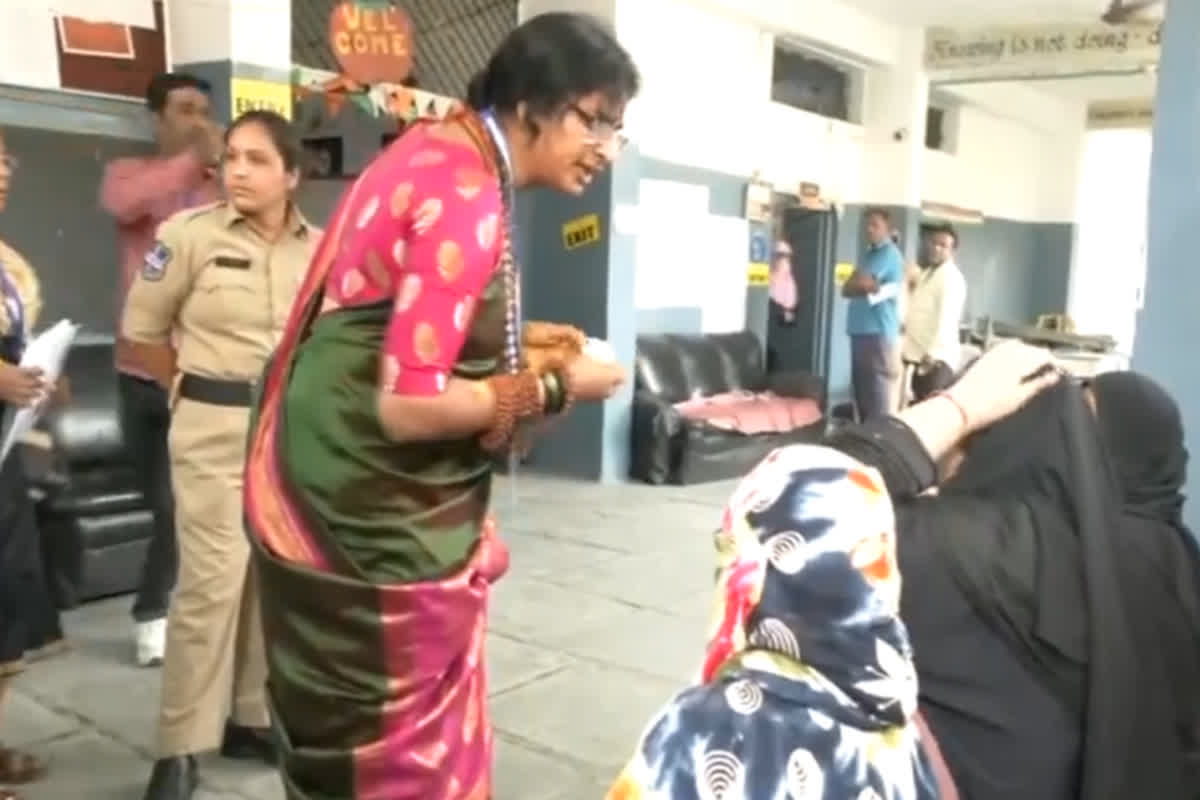 Madhavi Latha Video Viral: भाजपा प्रत्याशी माधवी लता का एक और वीडियो वायरल, मतदान केंद्र पर मुस्लिम महिलाओं का बुर्का हटवाया, चेक किए दस्तावेज