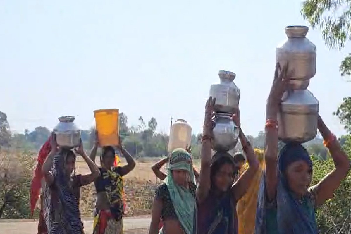 Water Crisis : बूंद-बूंद के लिए तरस रहे लोग..! भीषण गर्मी में इस गांव पर मंडराया पानी का संकट, महिलाओं की उड़ गई रातों की नींद