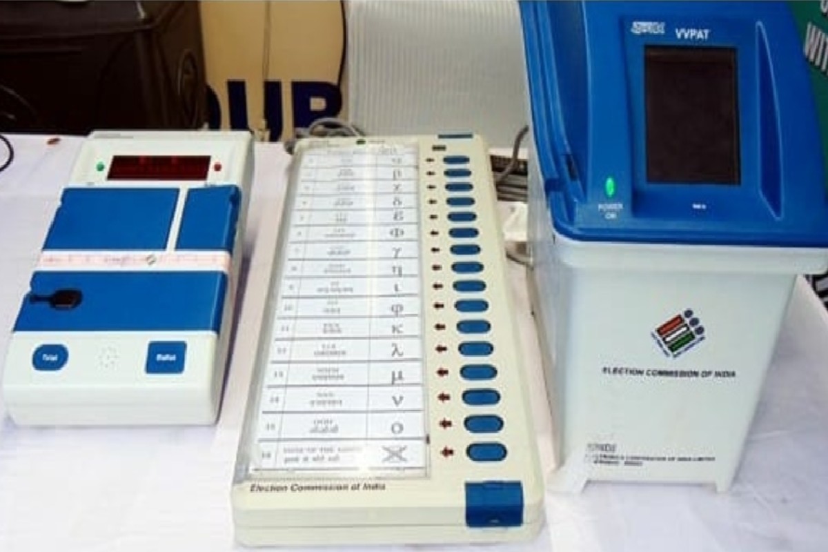 Video Made of EVM During Voting : EVM मशीन की गोपनीयता हुई भंग! मतदान के दौरान कई लोगों ने बनाया ऐसा वीडियो, वायरल करते ही पुलिस ने लिया एक्शन