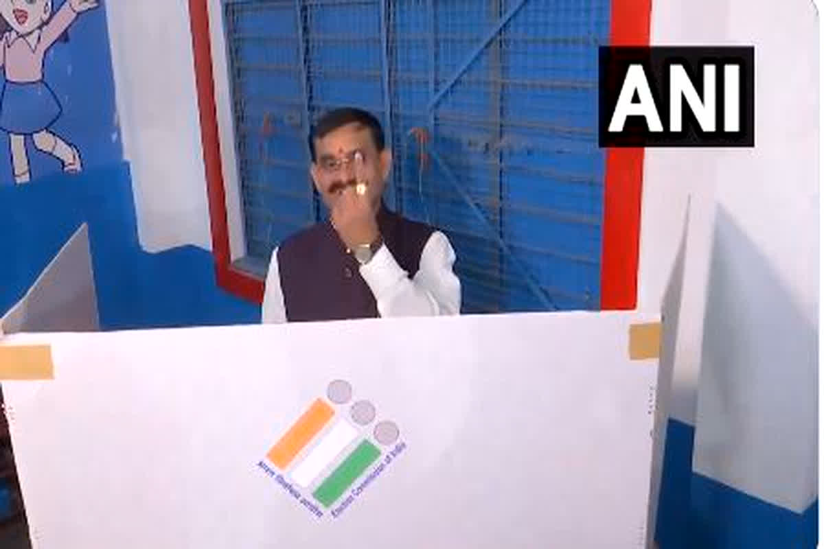 Lok Sabha Election 2024 Voting Live Update: खजुराहो लोकसभा क्षेत्र से भाजपा उम्मीदवार वीडी शर्मा ने डाला वोट