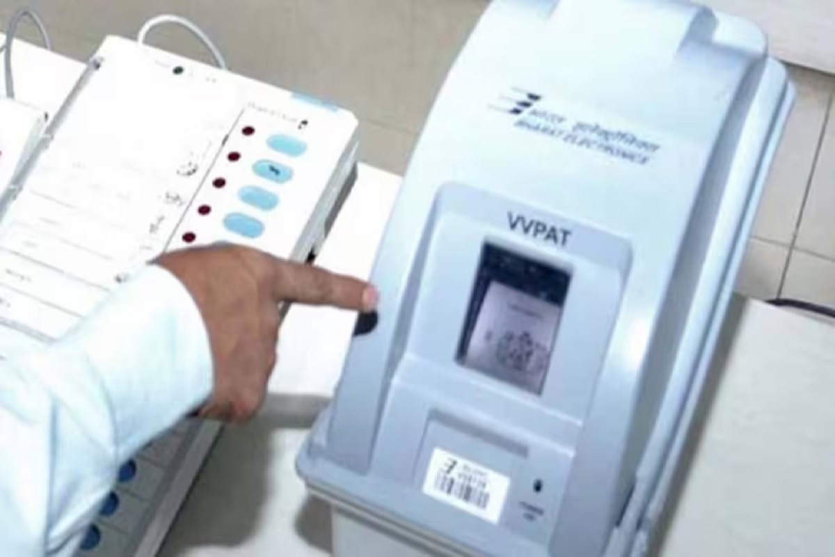 Betul Lok Sabha Chunav 2024: इस मतदान केंद्र में खत्म हो गई VVPAT मशीन की बैटरी, बिना मतदान के ही लौटे वोटर