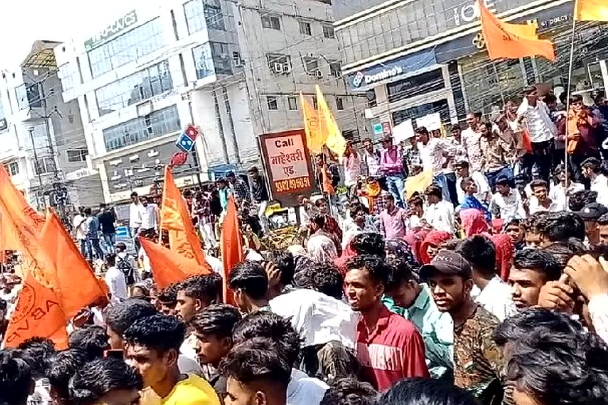 Indore News: डीएवीवी में ABVP का प्रदर्शन जारी, कार्यकर्ताओं ने यूनिवर्सिटी बिल्डिंग पर लगाया ताला…