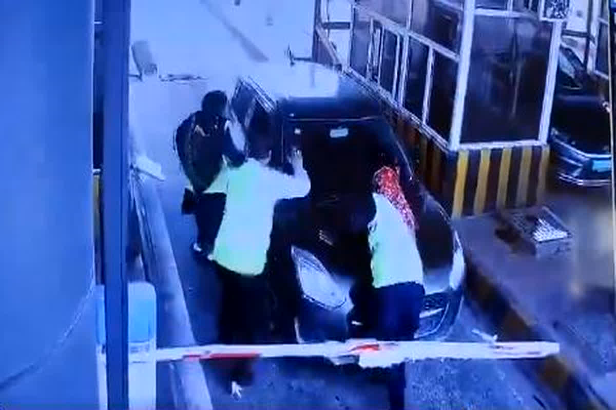 Toll Plaza Accident Video : कार सवार ने महिला टोलकर्मी पर चढ़ा दी गाड़ी, गंभीर हालत में ले जाया गया अस्पताल, वायरल हो रहा घटना का वीडियो