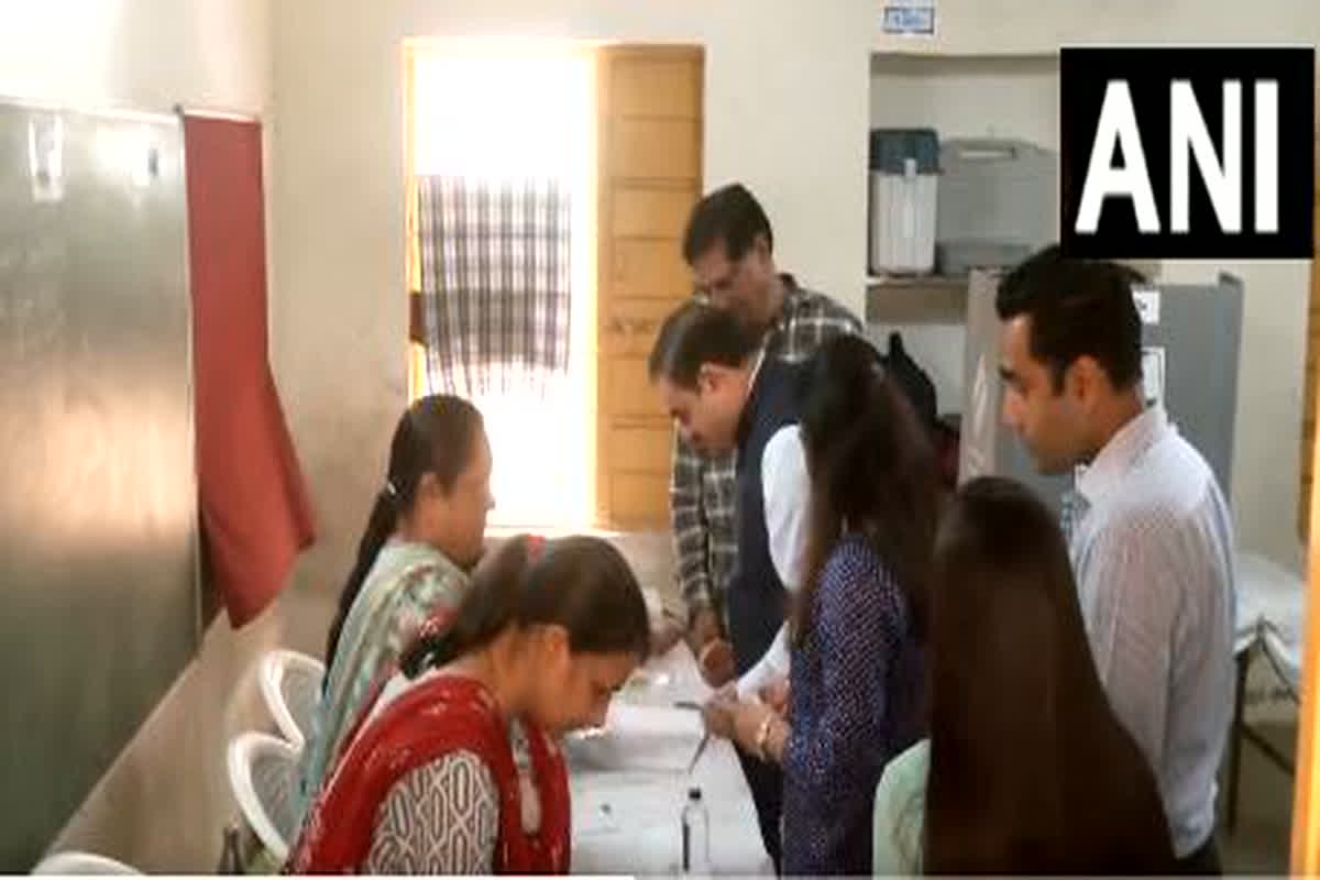 Lok Sabha Election 2024 Voting Live Update: अडानी ग्रुप के चेयरमैन गौतम अडानी पहुंचे मतदान केंद्र, मतदान कर निभाया फर्ज