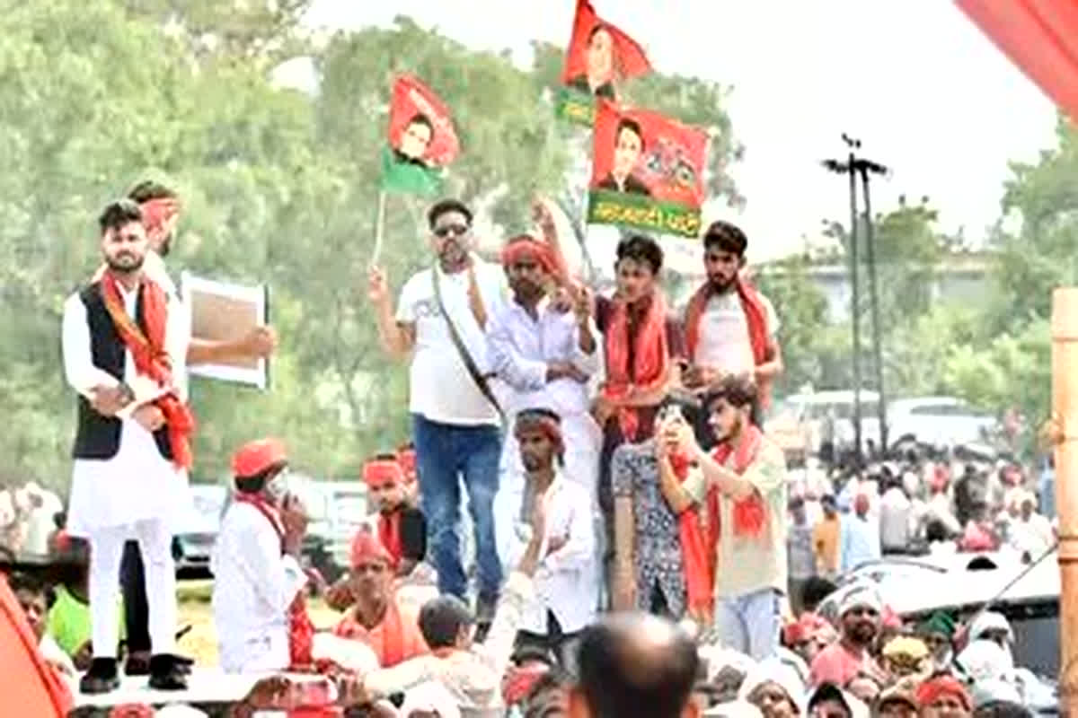 Akhilesh Yadav Rally: अखिलेश की सभा में मची भगदड़, कार्यकर्ता बैरिकेडिंग तोड़कर घुसे अंदर, वायरल हुआ VIDEO…