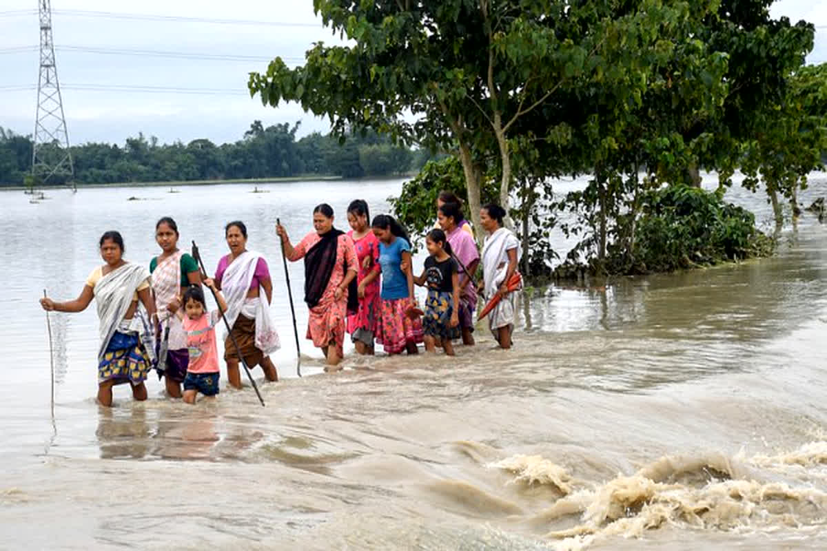Assam Flood: भारी बारिश के बाद बाढ़ की स्थिति और हुई विकराल, दो लाख से अधिक लोग प्रभावित…