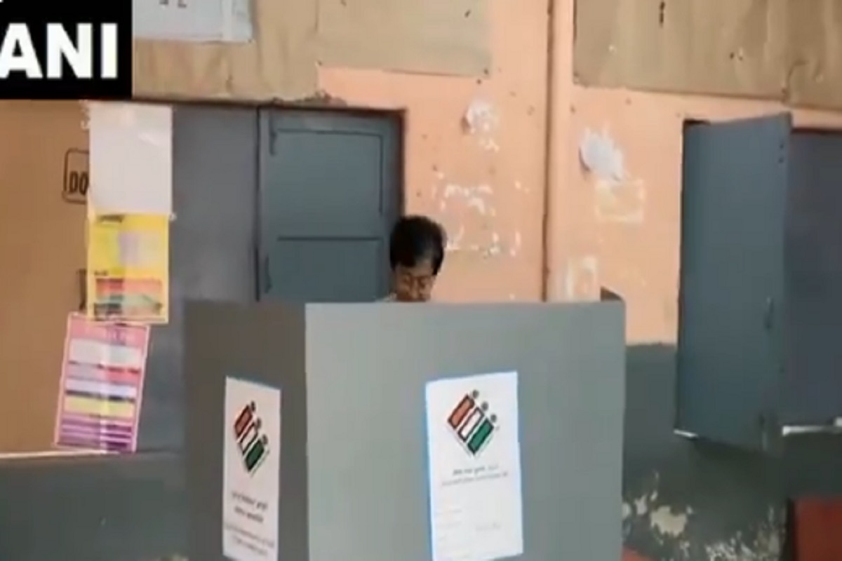Lok Sabha Election 2024 Voting Live: AAP नेता आतिशी पहुंची मतदान केंद्र, लोकसभा चुनाव के छठे चरण के लिए डाला वोट
