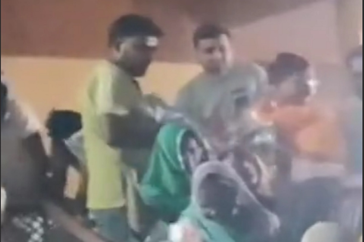 Lok Sabha Chunav 2024 : मतदाताओं को रिझाने के लिए ऐसा काम कर रहा था सरपंच, कार्यकर्ता भी दे रहे थे साथ, वीडियो वायरल होते ही मचा बवाल