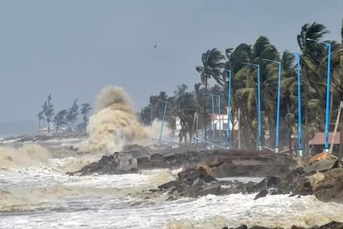 Cyclone Remal Update: बंगाल की खाड़ी में चक्रवाती रेमल ले रहा विकाल रूप, इन राज्यों में भारी बारिश का अलर्ट जारी…