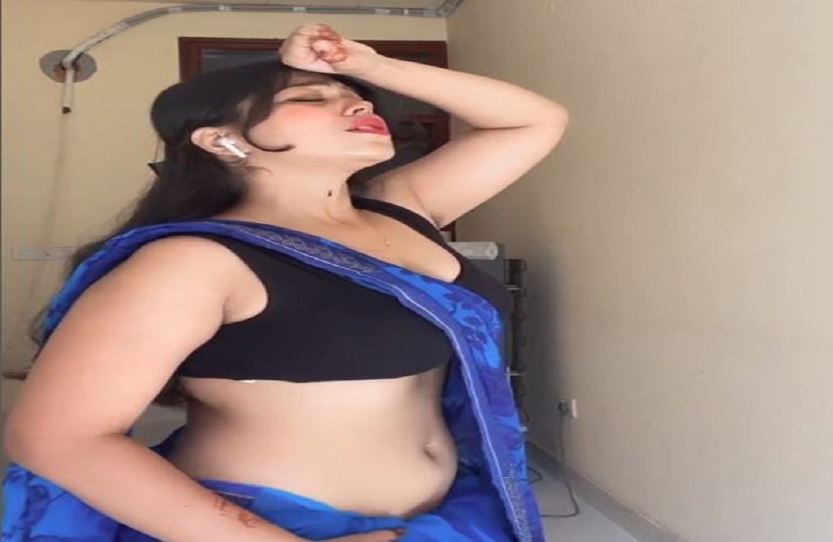 Indian Bhabhi Sexy Video : Indian Bhabhi ने कैमरे के सामने फ्लॉन्ट किया कर्वी फिगर, सेक्सी वीडियो देख फैंस हुए मदहोश