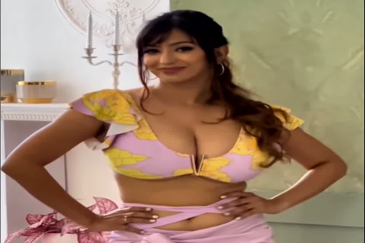 Indian Bhabhi Sexy Video : Indian Bhabhi का ब्लाउज टिका हुक के सहारे, वीडियो में बोल्डनेस देख छूटे फैंस के पसीने