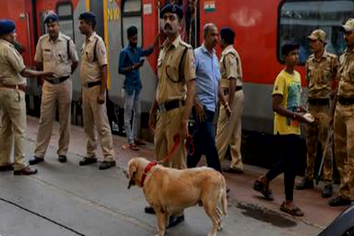 Jhelum Express Bomb Threat: झेलम एक्सप्रेस में बम मिलने की सूचना से रेलवे स्टेशन में मचा हड़कंप, जांच में जुटी पुलिस