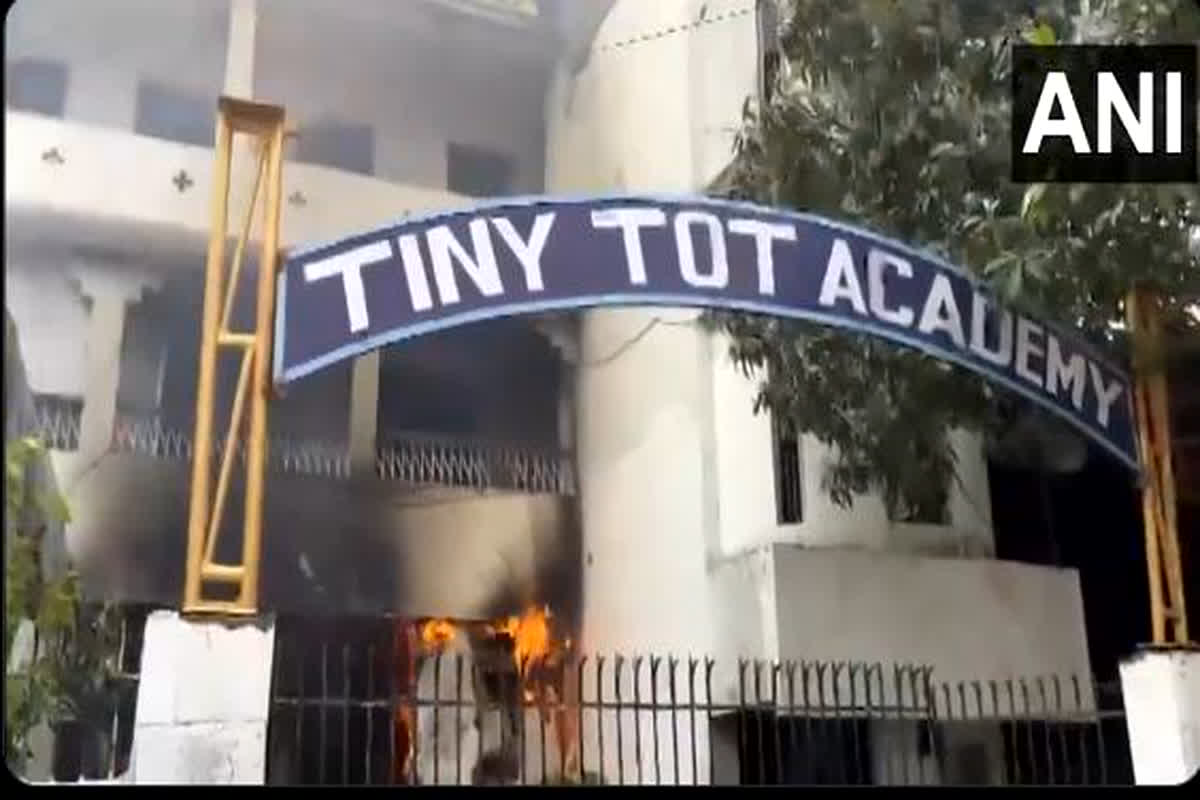 Bihar News : स्कूल के गटर में मिला 4 साल के छात्र का शव, गुस्साई भीड़ ने बिल्डिंग को किया आग के हवाले