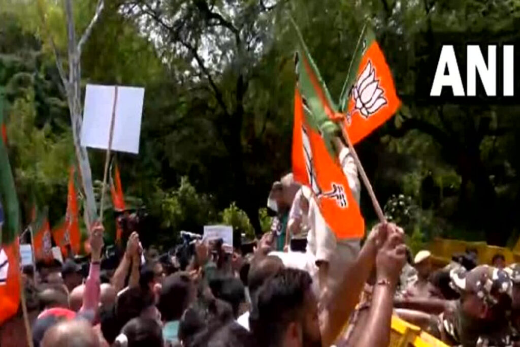 BJP demonstration outside CM Kejriwal's house