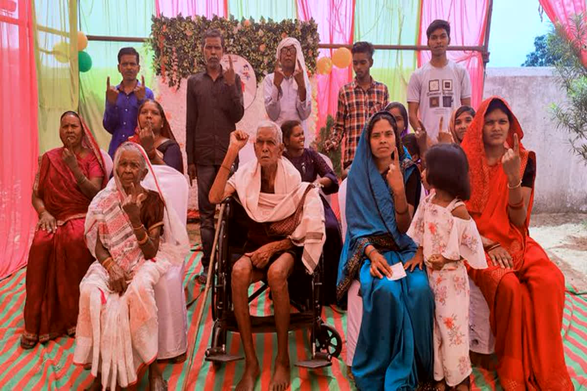 Lok Sabha Chunav 3rd Phase Voting: मतदान केंद्र पर दिखा अनोखा नजारा, एक ही परिवार की पांच पीढ़ियों ने एक साथ डाला वोट