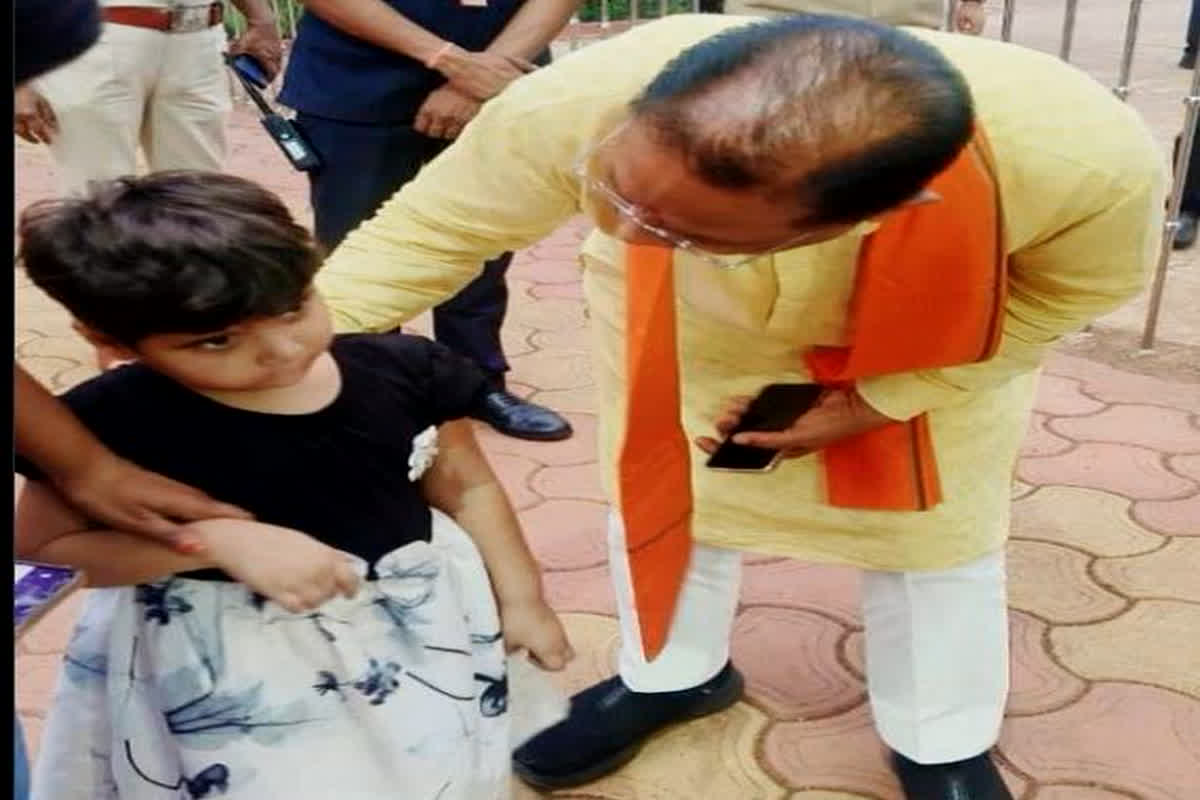 CM Vishnudeo Sai : ‘उस नन्हीं सी दोस्त से मुलाकात की बात ही कुछ और थी’, बच्ची से मुलाकात के बाद सीएम साय ने शेयर की खूबसूरत तस्वीर
