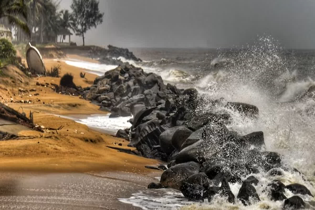 Cyclone Remal Update: चक्रवाती तूफान ‘रेमल’ ने मचाई तबाही, भारी बारिश और भूस्खलन से सात लोगों की मौत…