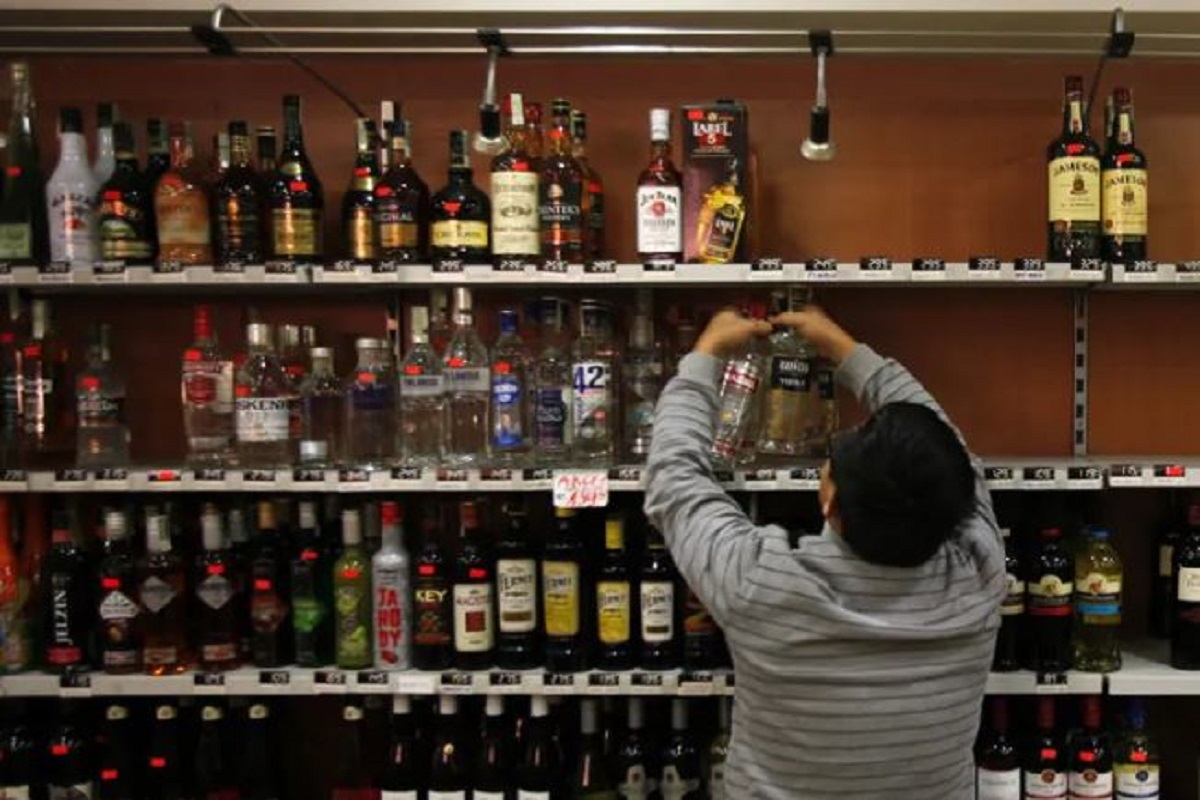 राजधानी की इन दुकानों में ज्यादा कीमत पर बेची जा रही थी शराब, IBC24 में खबर दिखाए जाने के बाद बड़ी कार्रवाई