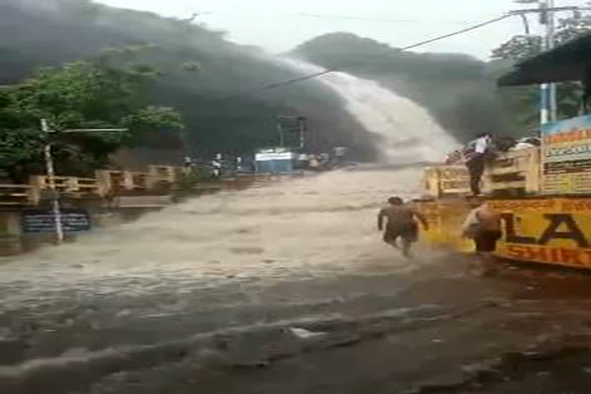 Courtallam Waterfalls Flood News : झरने में अचानक आई बाढ़, एक युवक की हुई मौत, अधिकारियों ने जनता से की अपील