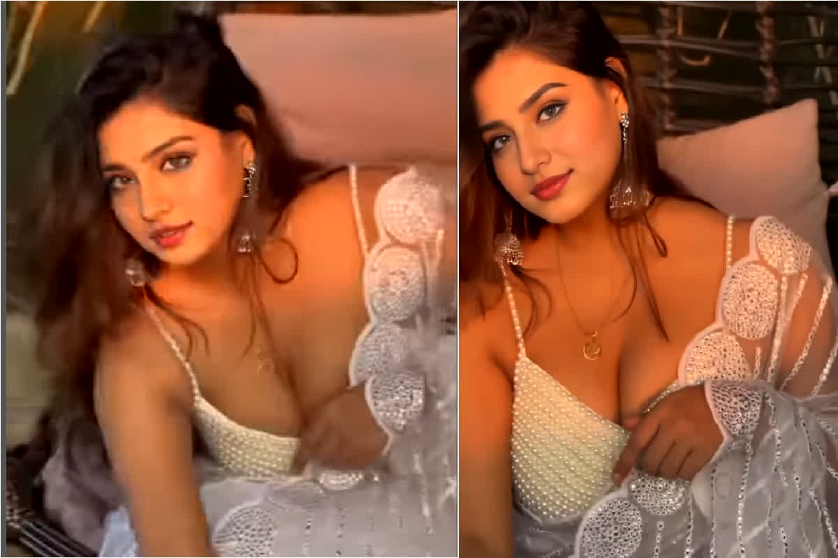 Indian Bhabhi Sexy Video : Indian Bhabhi ने कैमरे के सामने फ्लॉन्ट किया बोल्ड फिगर, वायरल हुआ सेक्सी वीडियो