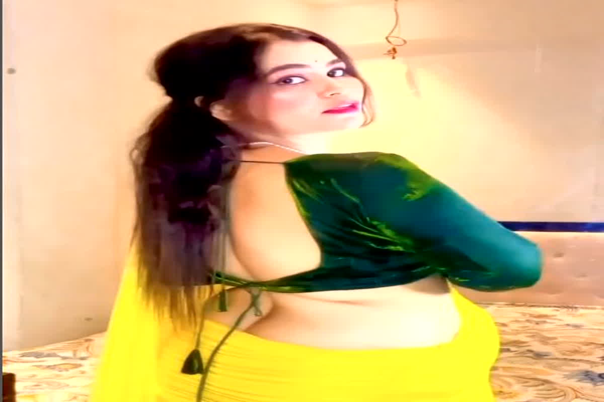 Indian Bhabhi Sexy Video : Indian Bhabhi ने बैकलेस ब्लाउज में दिखाई बोल्ड अदाएं, सेक्सी वीडियो देख मदहोश हुए फैंस