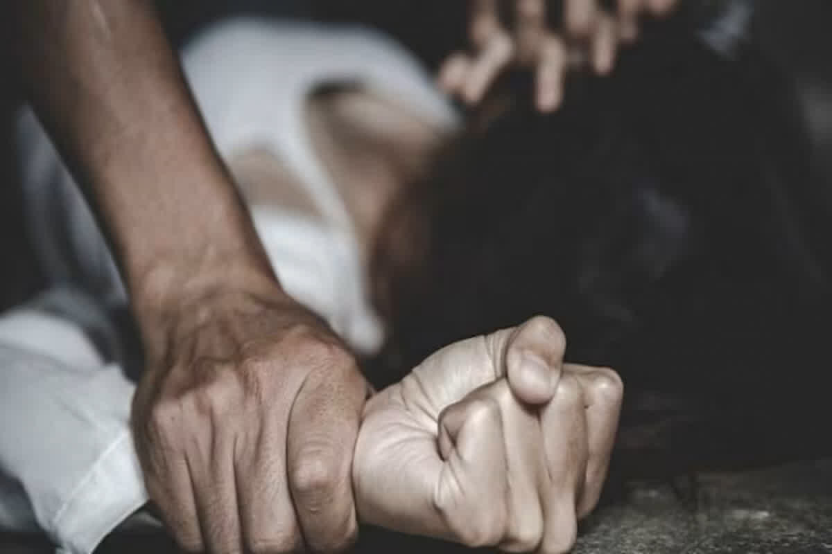 Minor Raped in Tikamgarh: शर्मसार… नशीली दवा खिलाकर पड़ोसी ने नाबालिग को बनाया हवस का शिकार, ऐसे हुआ खुलासा