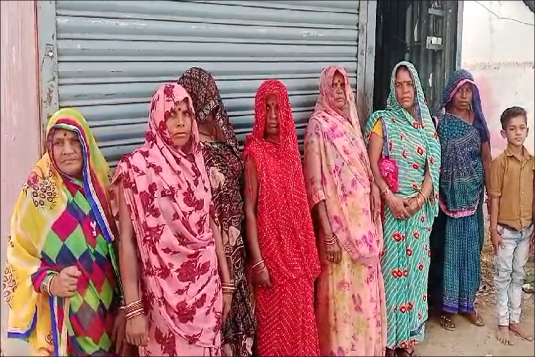 Jabalpur News : अवैध शराब बिक्री को लेकर म​हिलाओं का हल्ला बोल, दुकान के सामने टेंट लगाकर दे दिया धरना