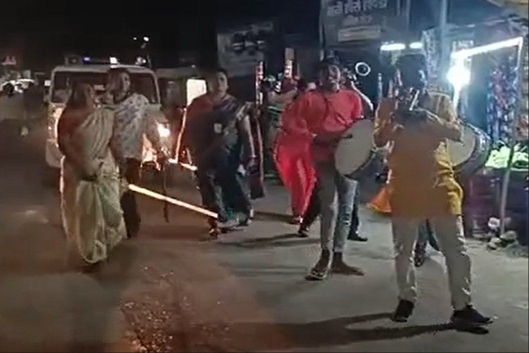 Jabalpur News : शराबियों के खिलाफ महिला संगठनों ने खोला मोर्चा, बैंड-बाजे लेकर सड़कों पर युवाओं के साथ किया ये काम