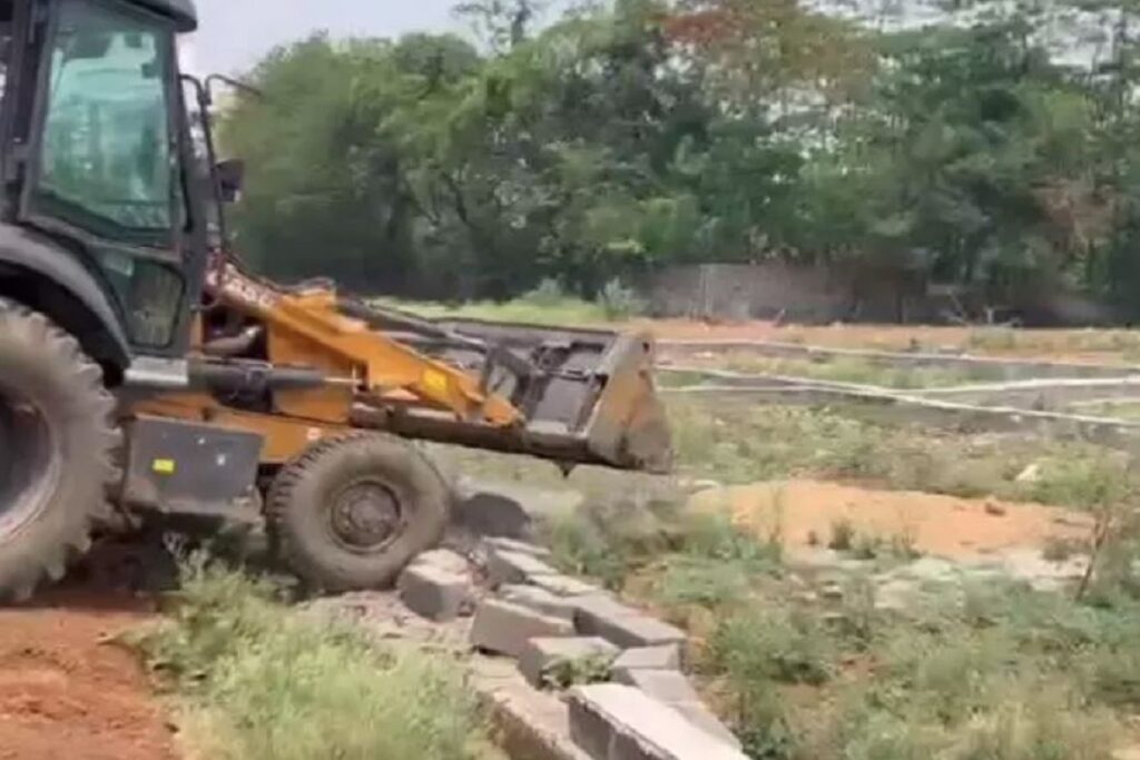 Bulldozer runs on illegal plotting in capital Raipur
