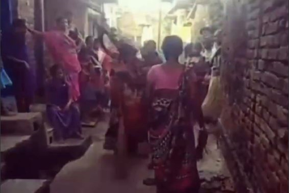 Two Ladies fight Video: दो महिलाओं की झाड़ू वाली झड़प वायरल, सफाई के लिए शुरू लड़ाई गंदगी पर खत्म