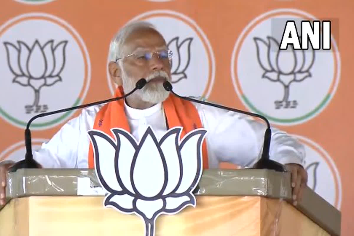 PM Modi On Indi Alliance : ‘धर्म के आधार पर मुसलमानों को आरक्षण देते हैं इंडी जमात वाले’, दुमका में पीएम मोदी ने विपक्ष को लिया आड़े हाथ