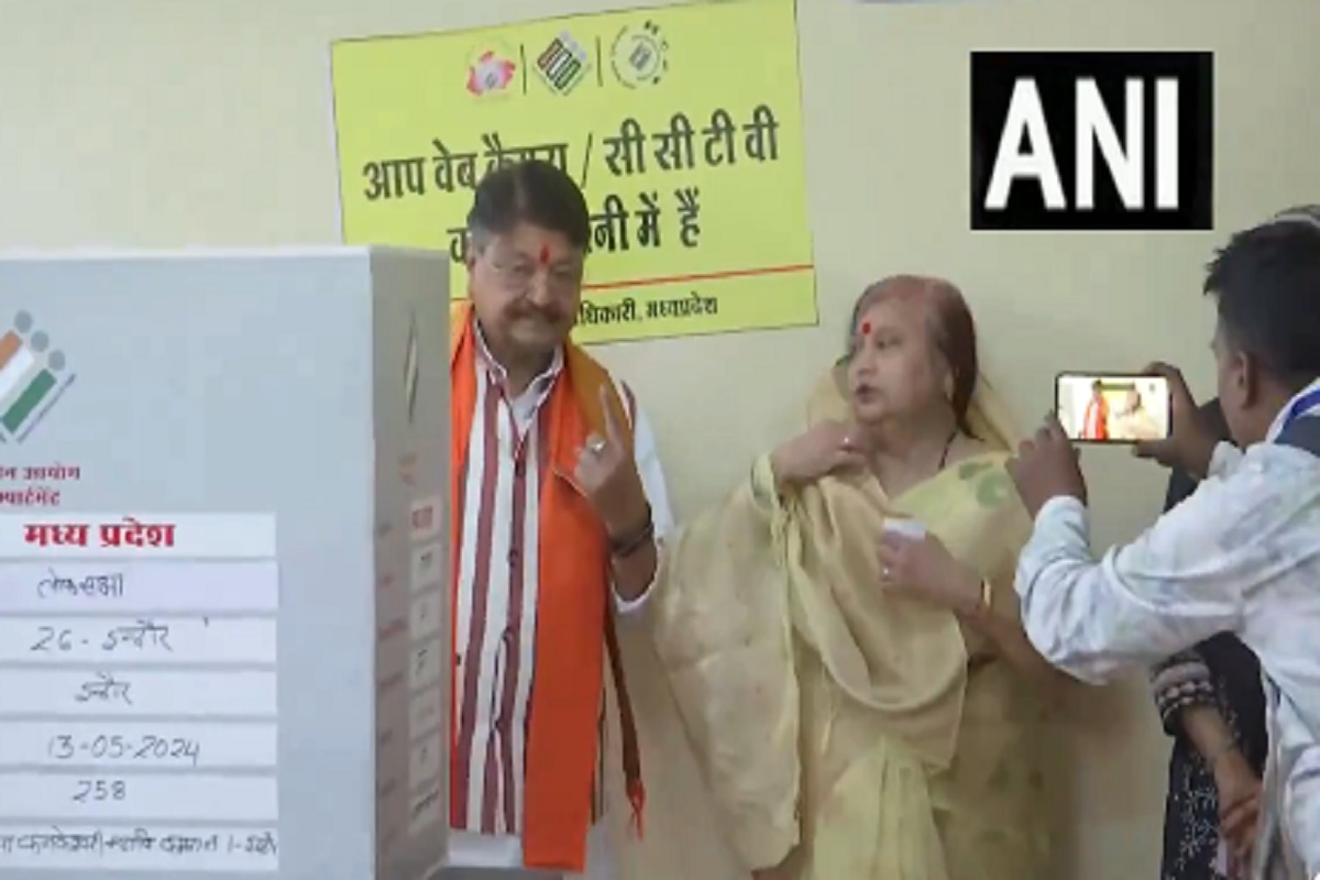 Lok Sabha Election 2024 Voting Live Update: मंत्री कैलाश विजयवर्गीय पत्नी संग पहुंचे, मताधिकार का प्रयोग कर किया मतदान