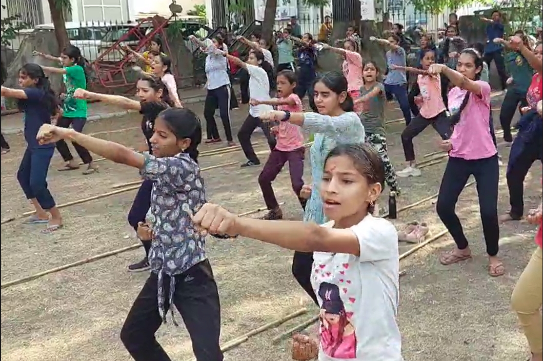 Martial Arts Training : यहां पर सैकड़ों लड़कियां ले रही मार्शल आर्ट की ट्रेनिंग, खुद का बचाव करने में होंगी सक्षम, एक झटके में बदमाशों को चटा देंगी धूल