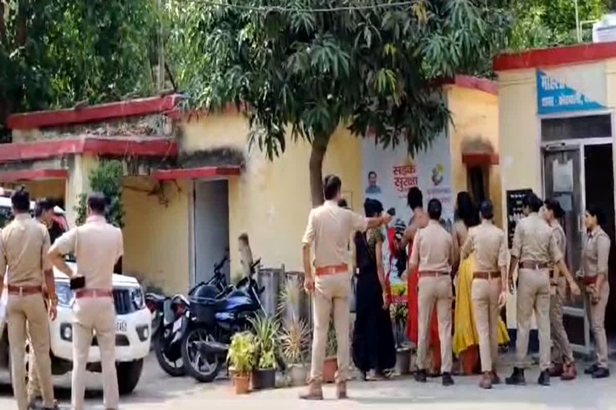 Deoria News: पुलिसकर्मियों के सामने उतारे कपड़े, कुर्सी तोड़ी.. किन्नरों ने थाने में जमकर किया हंगामा, जानिए क्या है मामला