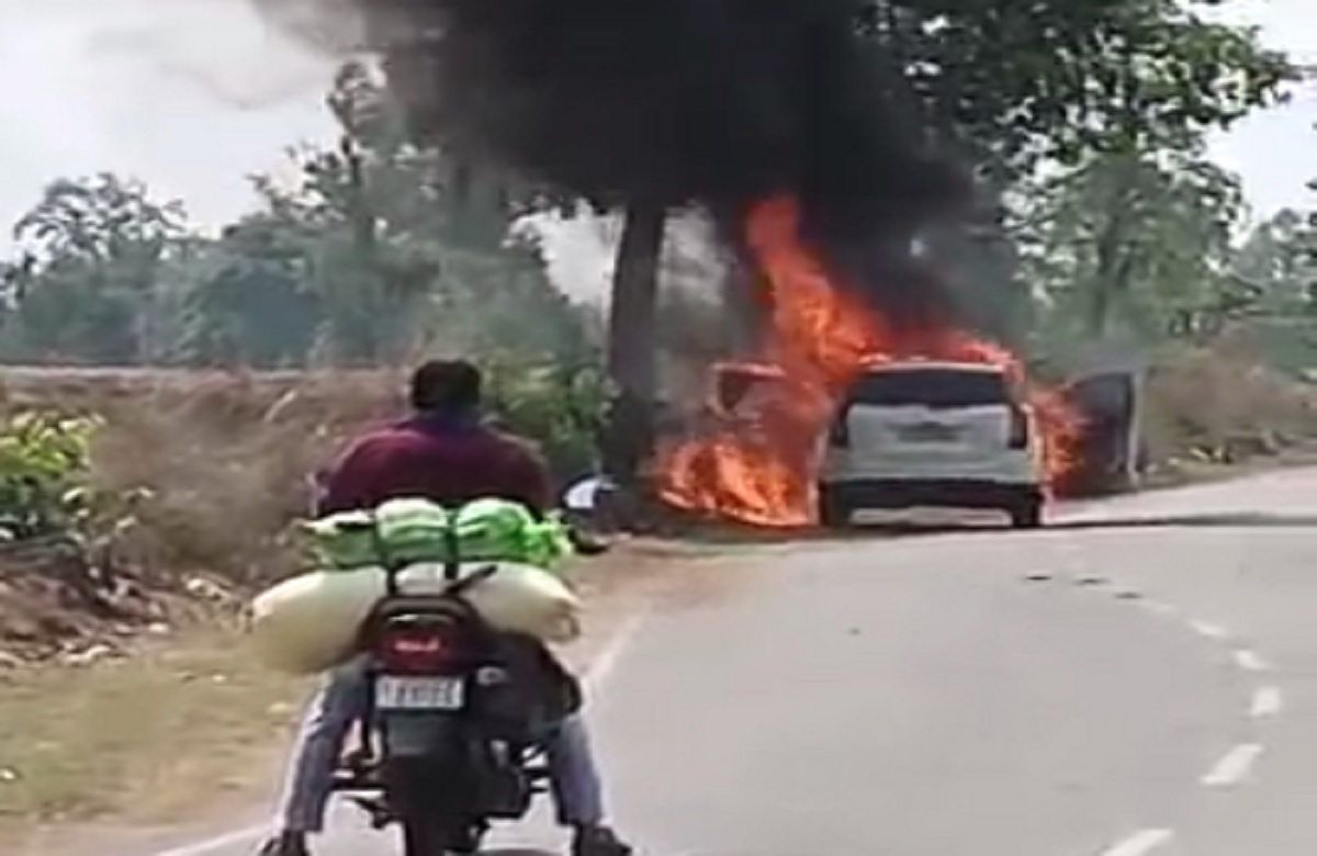 Korba Fire Accident: धूं-धूं कर जलता रहा कार, बाल-बाल बचे सभी लोग, घटना का वीडियो देख आप भी रह जाएंगे दंग