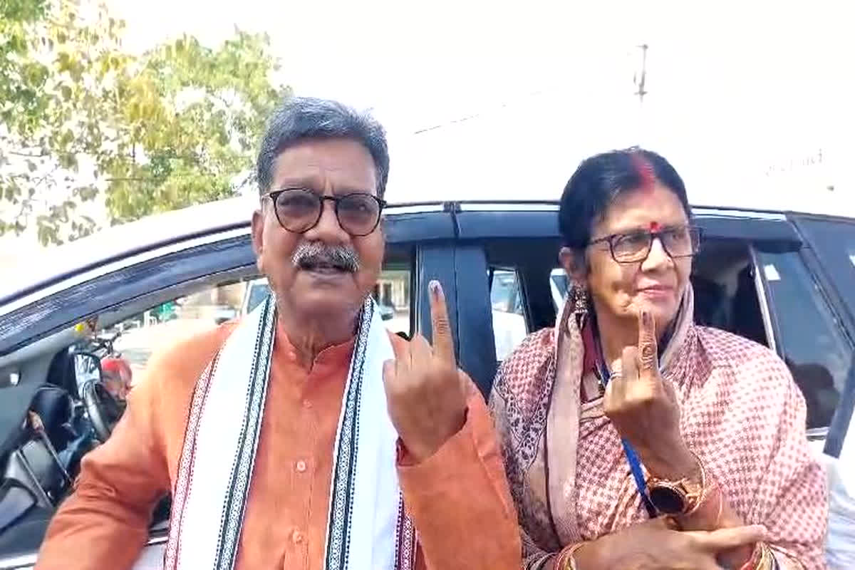Lok Sabha Election 2024 Voting Live Update: नेता प्रतिपक्ष डॉ. चरणदास महंत और कांग्रेस प्रत्याशी ज्योत्सना महंत ने किया मतदान