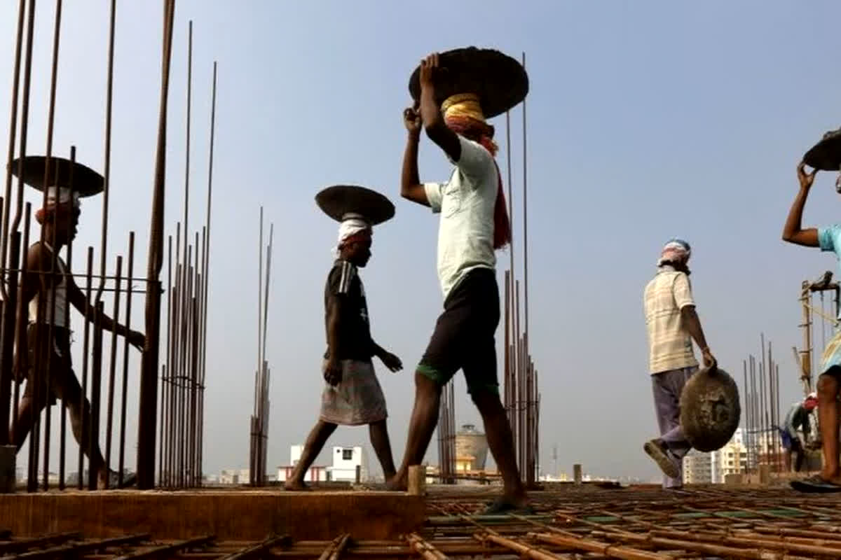 Heatwave: भीषण गर्मी के बीच मजदूरों के लिए बड़ी खबर, अब दोपहर के 3 घंटे काम से मिलेगी छुट्टी, आदेश जारी…