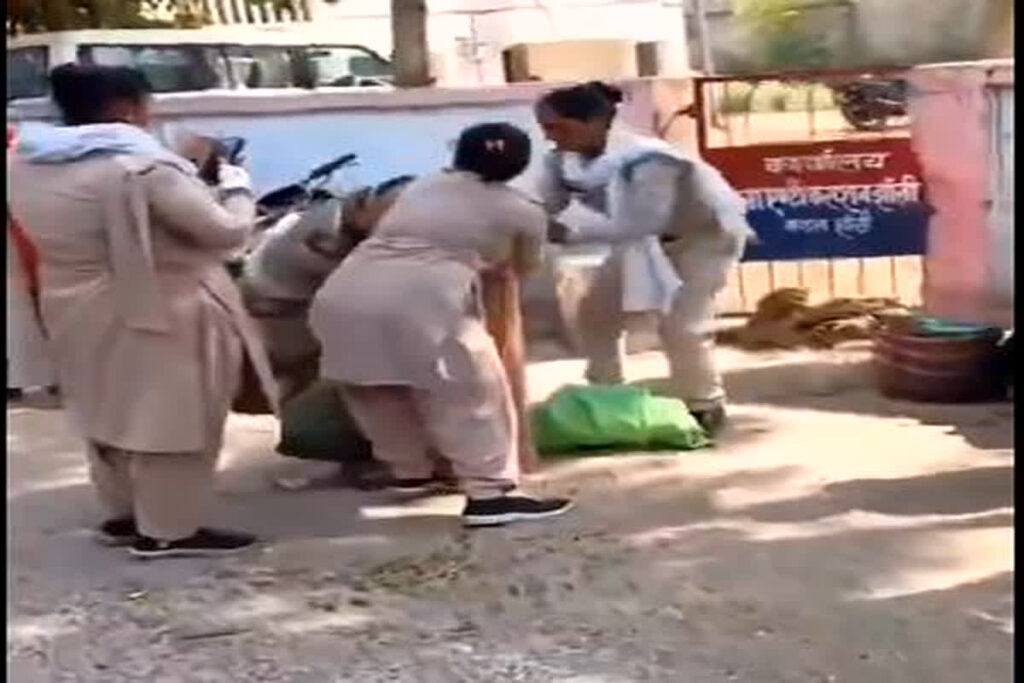 Mahilao Ki Marpit Ka Video